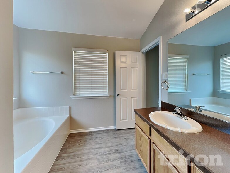 Building Photo - 1107 Longhorn Ln