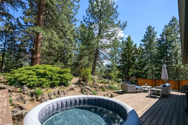 Building Photo - SW Bend Reverse-Living Home on .36 Acres | 5 Bedrooms | 3 Bathrooms