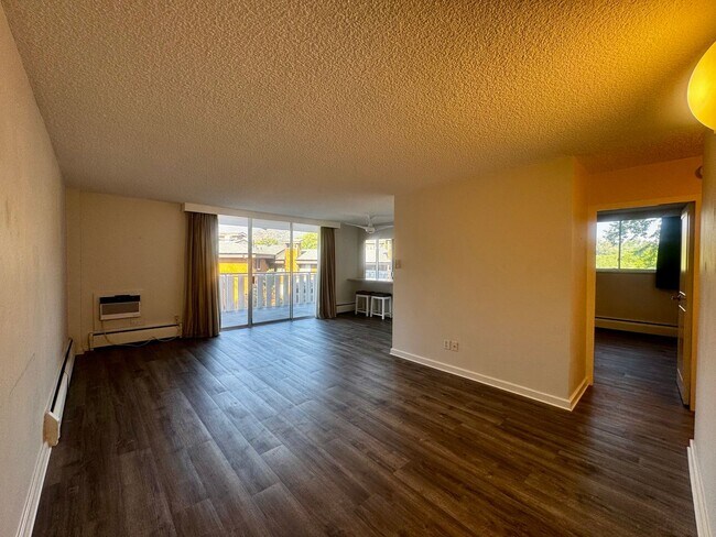 Building Photo - 900 Saturn Dr