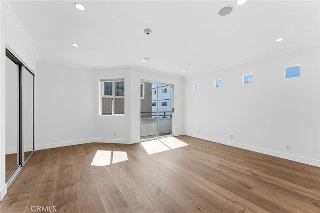 Building Photo - 1452 Loma Dr