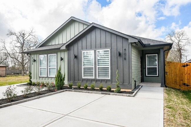 Building Photo - 4101 Victoria