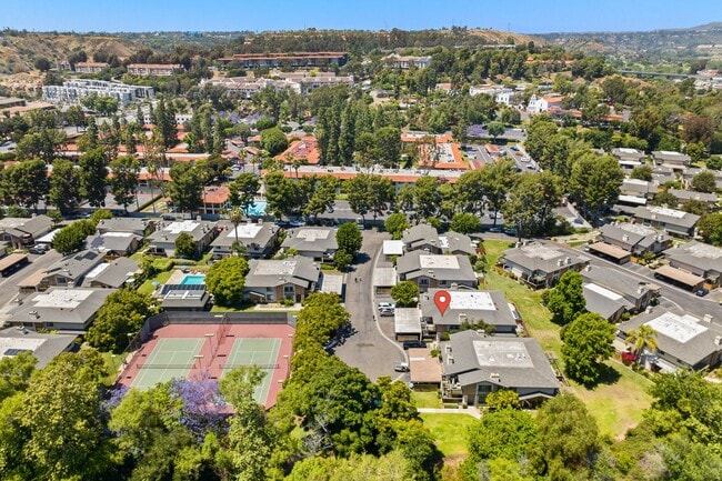 Building Photo - 3 bed 2 bath move-in ready unit.