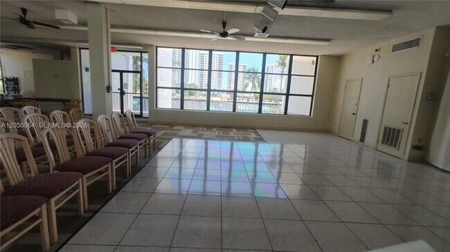 Building Photo - 1000 Parkview Dr