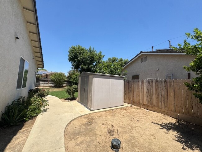 Building Photo - 5781 E Kaviland Ave