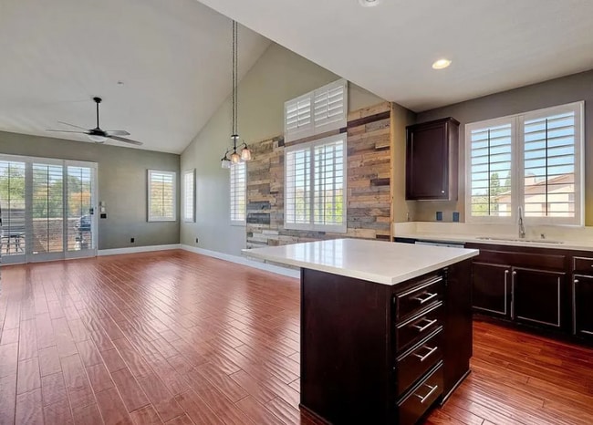 Building Photo - Three Story Townhome Overlooking Singing H...
