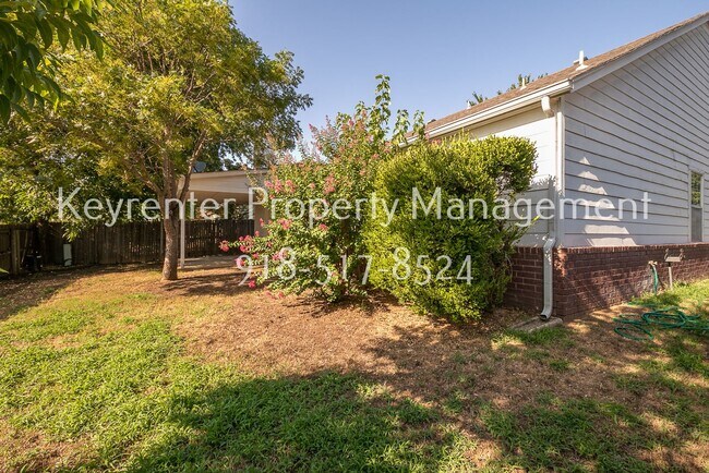 Building Photo - Charming 3 bedroom home with cozy fireplace and 2 car garage!! Price drop!