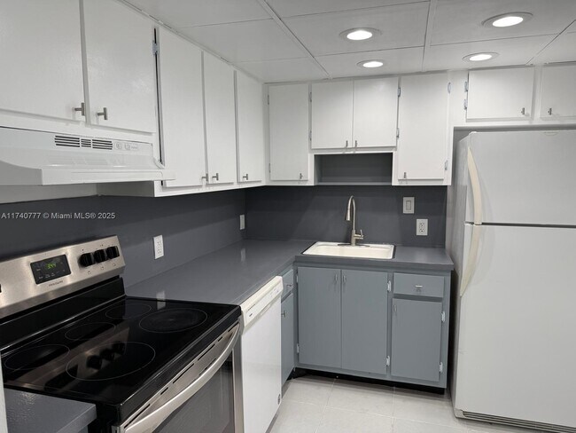 Building Photo - 100 Bayview Dr