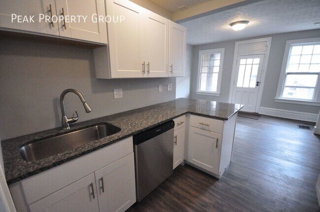 Building Photo - Available Now! Located in the Short North!...