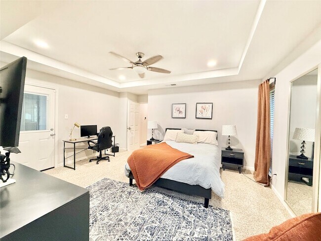 Building Photo - 16235 Red Wood Cir N