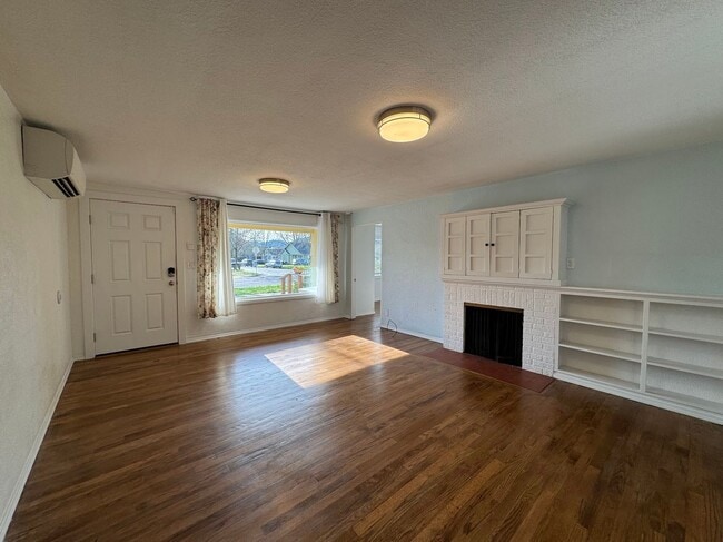 Building Photo - 4 Bedroom, 2 Bath House in SE Eugene