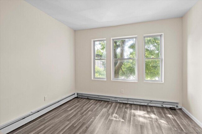 Building Photo - 204 Magnolia St