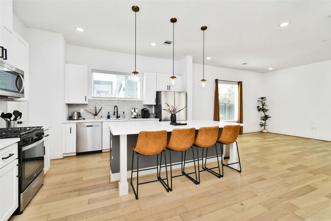 Building Photo - 208 N York St