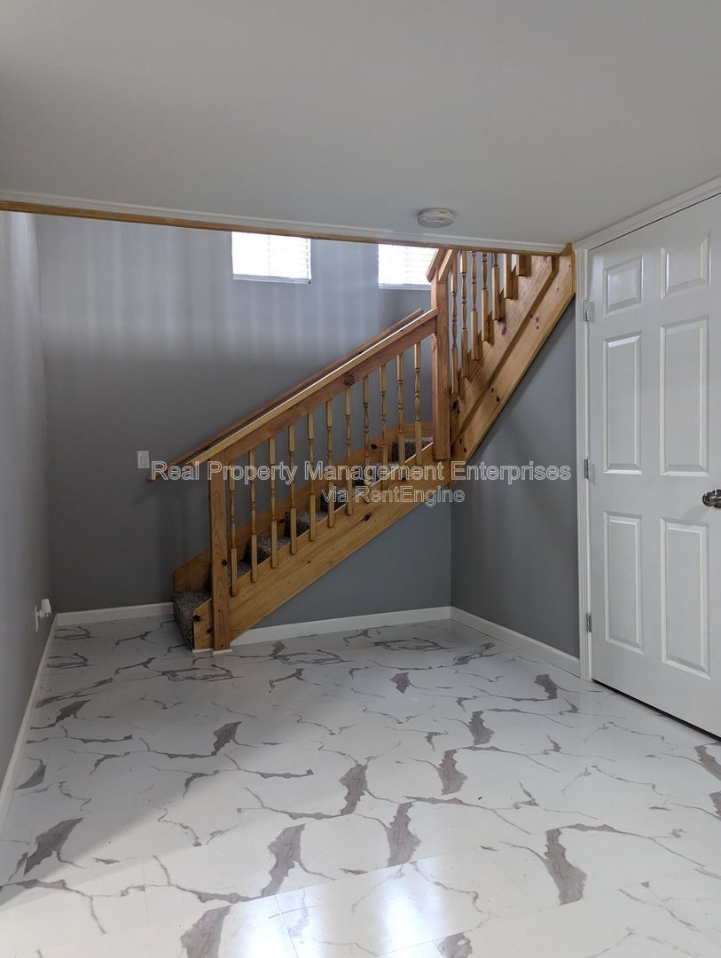 Building Photo - 600 N Poplar Ln