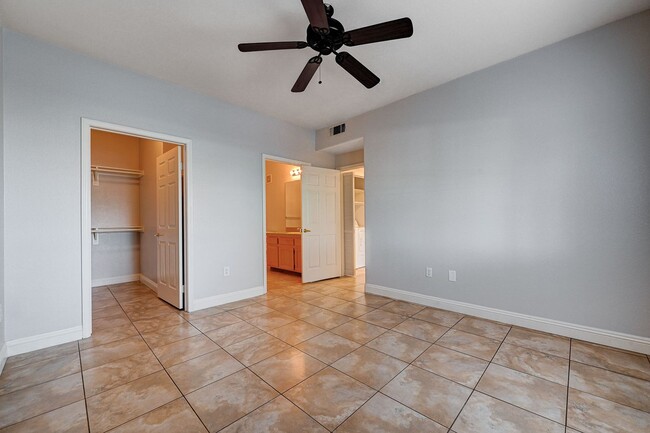 Building Photo - Spacious 2 Bedroom Condo in Gated Community!