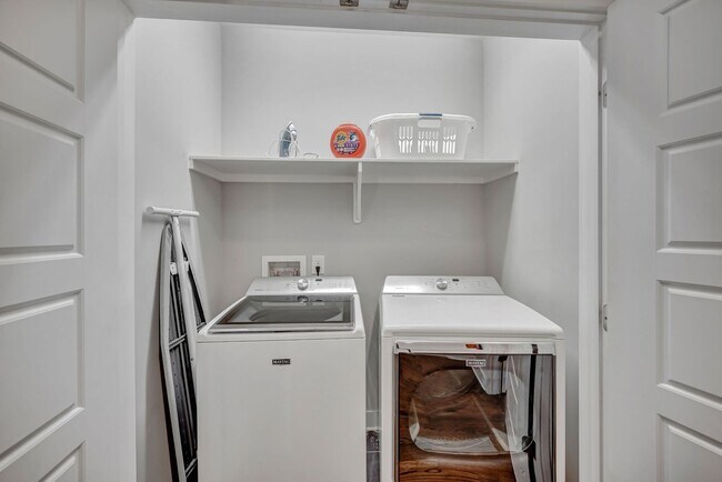 Building Photo - 3 Bed/ 3.5 Bath Townhome in Wedgewood with 2 Car Garage, Furnished or Unfurnished