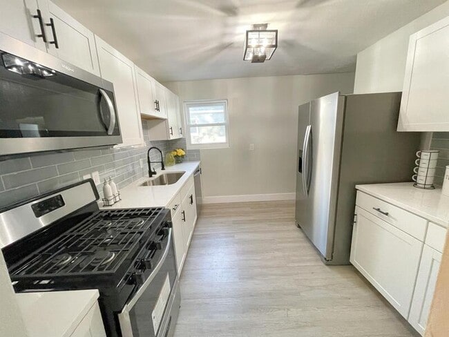 Building Photo - 7591 Amherst Ave