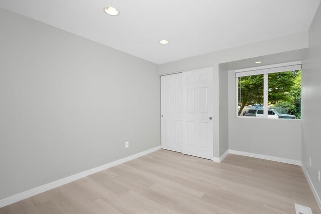 Building Photo - 17145 NE 5th Pl