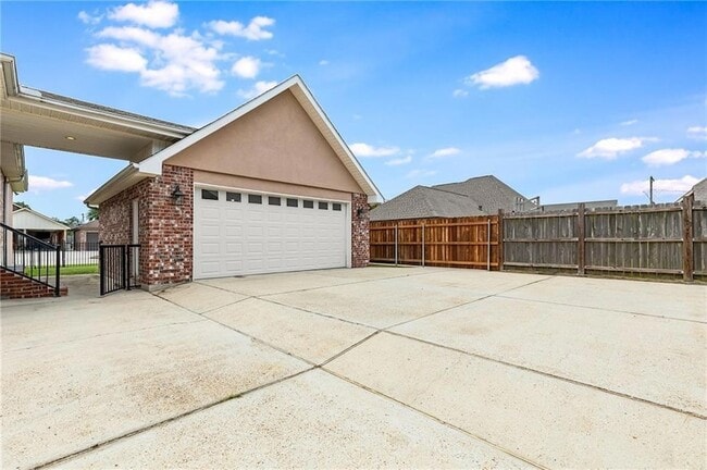Building Photo - 304 Mistletoe Dr