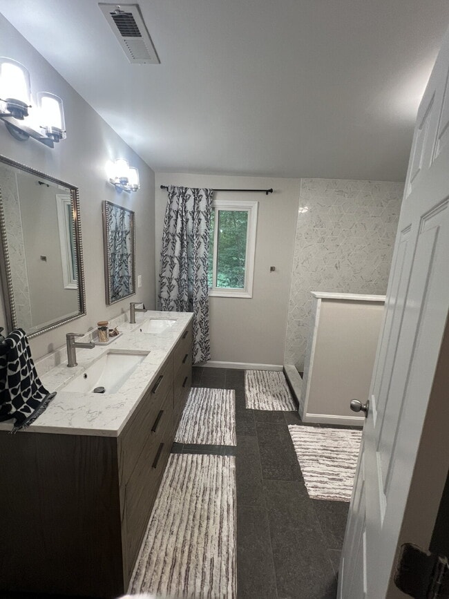 Building Photo - Spacious Multi-Generational Home on 3 Acre...