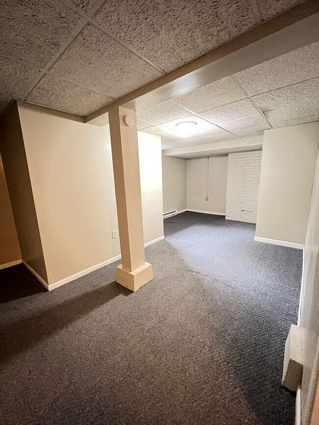 Building Photo - AVAILABLE JUNE - 4 Bed 1 Bath Townhome