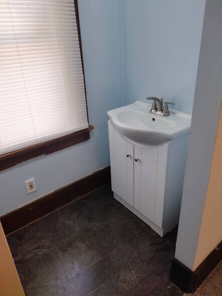 Building Photo - 507 E Archwood Ave