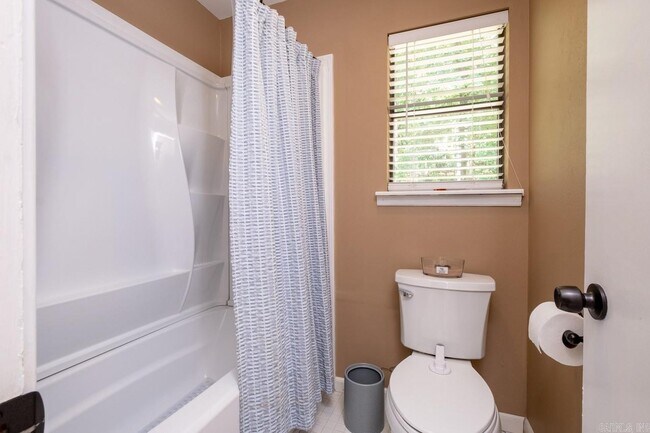 Building Photo - 1720 Jennifer Dr