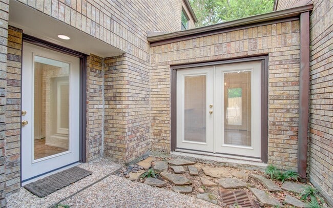 Building Photo - 6 Town Oaks Pl