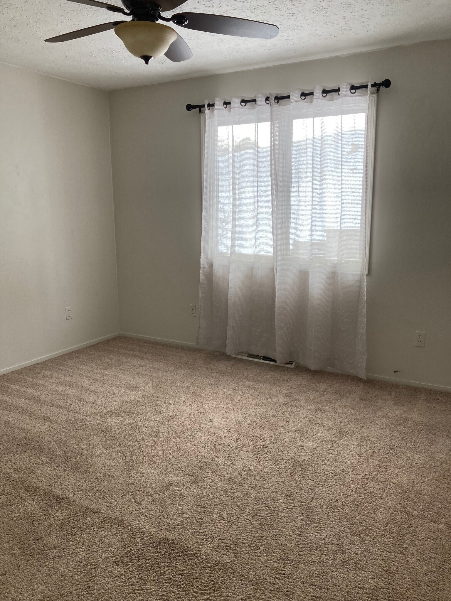 Building Photo - 6 Coolview Ln