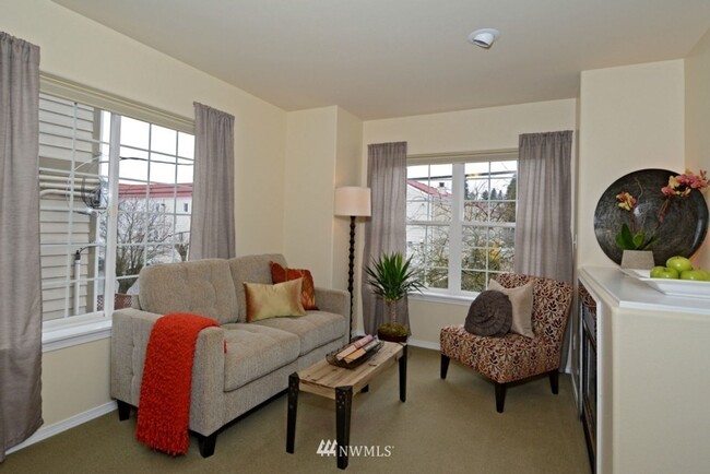 Building Photo - North Greenlake 3-bed 1.75-bath Town House