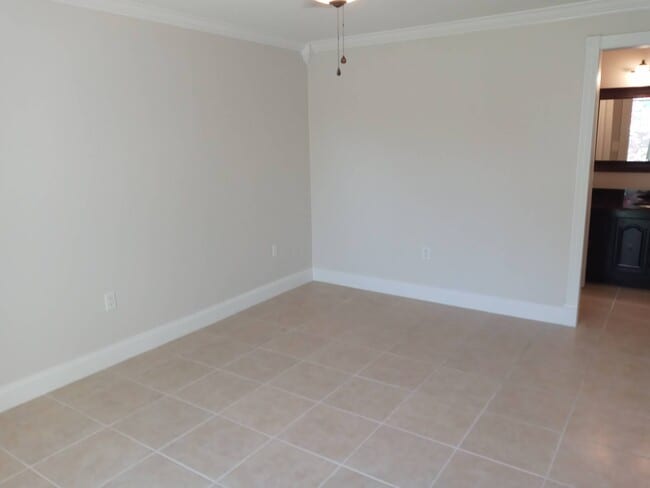 Building Photo - 536 Orange Dr