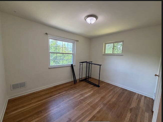 Building Photo - Dormont One-Level Ranch-2 bedrooms/2 bathrooms