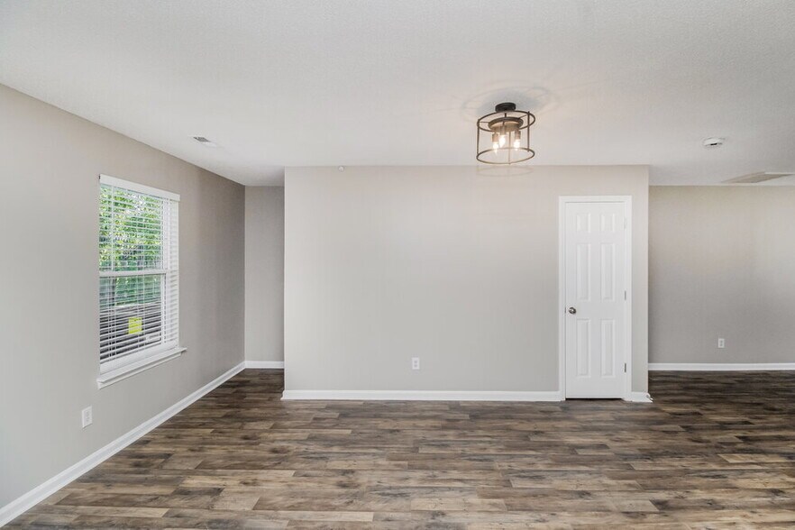 Building Photo - 113 Daventry Pl