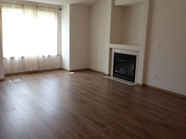 Building Photo - Beautiful 5 Bedroom House Puyallup South Hill
