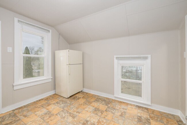 Building Photo - 476 Linden St
