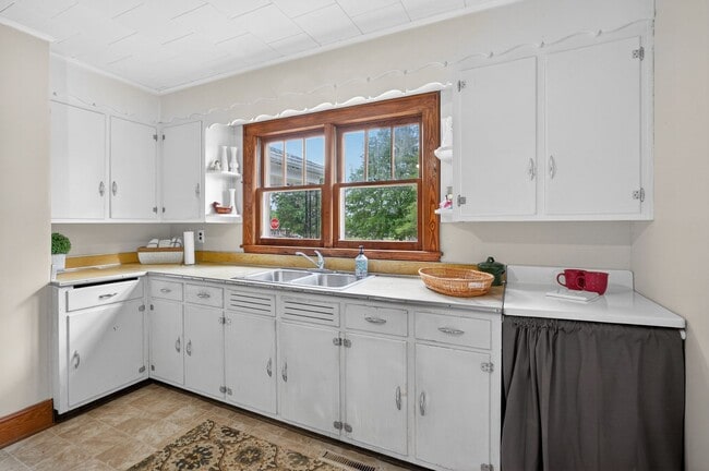 Building Photo - 2 Bedroom, 1 Bathroom House in Madison!