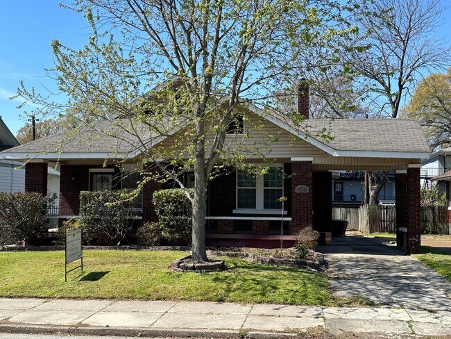 Primary Photo - 4 Bedroom Home Now Available in the Midtow...