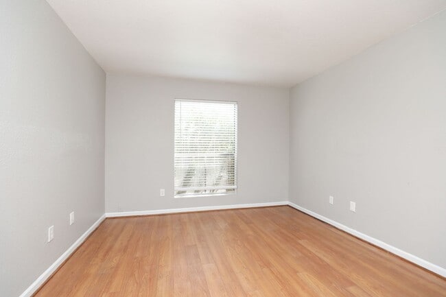 Building Photo - For Lease-Housing Vouchers Accepted | 2 Bed, 2 Bath | 925 Sq Ft | Lakecrest Community |