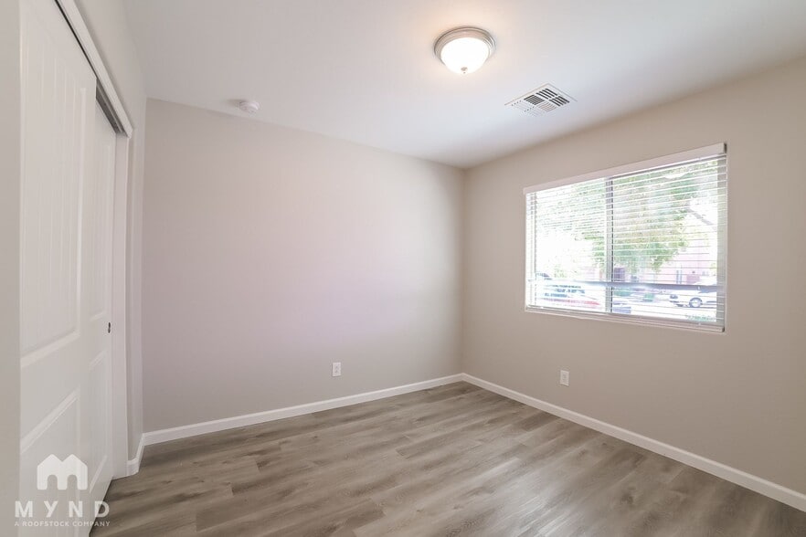 Building Photo - 3023 S 87th Dr