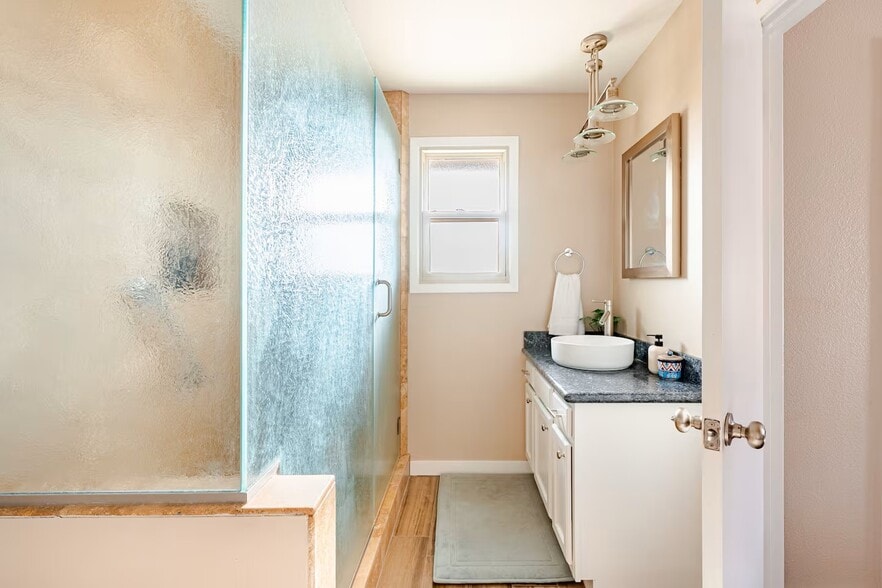 Master Bathroom - 1104 E Campus Dr
