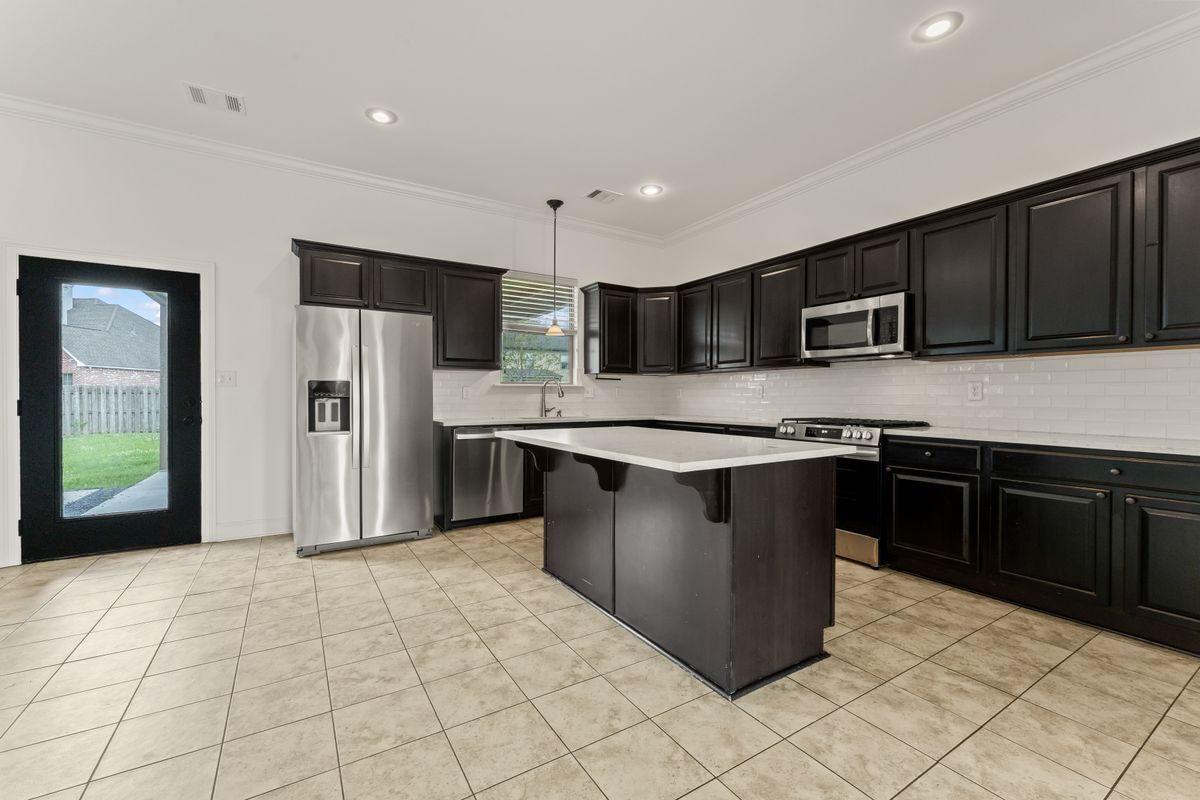 Building Photo - 18642 Lake Harbor Ln