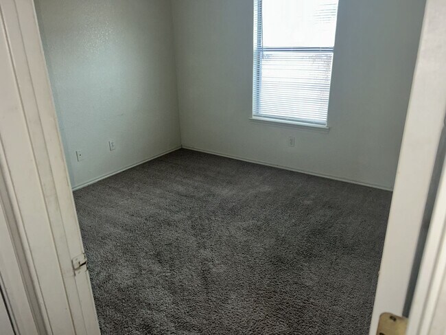 Building Photo - 2810 Alma Dr