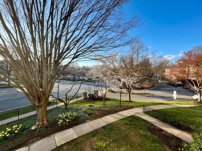 Building Photo - Beautiful 3 BR 2 BA condo in sought after Crown!