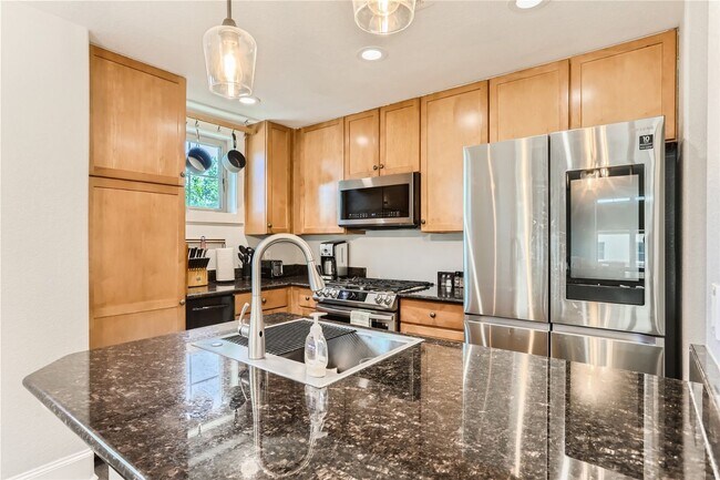 Building Photo - Highly desirable City Park one bed condo!