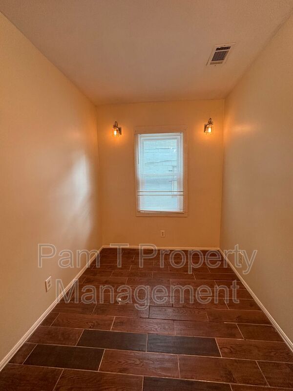 Building Photo - 816 Ott St