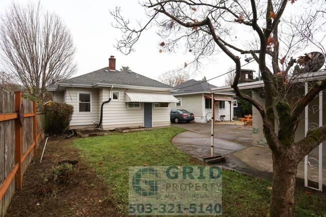 Building Photo - Charming 2 Bedroom Available in Popular N Kenton Neighborhood!