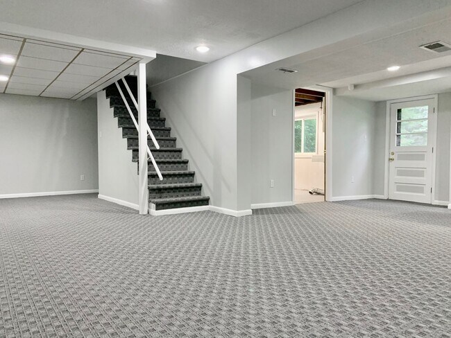 Building Photo - Two Bedroom Home in Northwest Grand Rapids