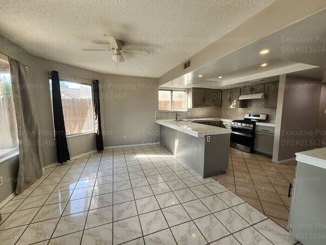 Building Photo - Charming 3 bedrooms/ 2.5 bathroom home.