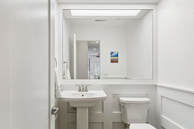 Building Photo - 289 Vista Royale Cir W