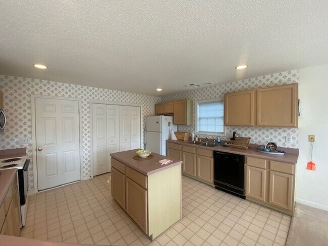 Building Photo - Charming 3-Bedroom Home in Desirable Kure ...