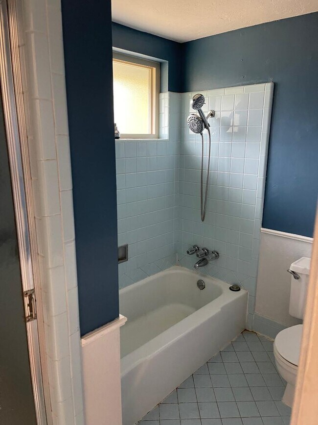 Building Photo - 7204 N Norman Rd